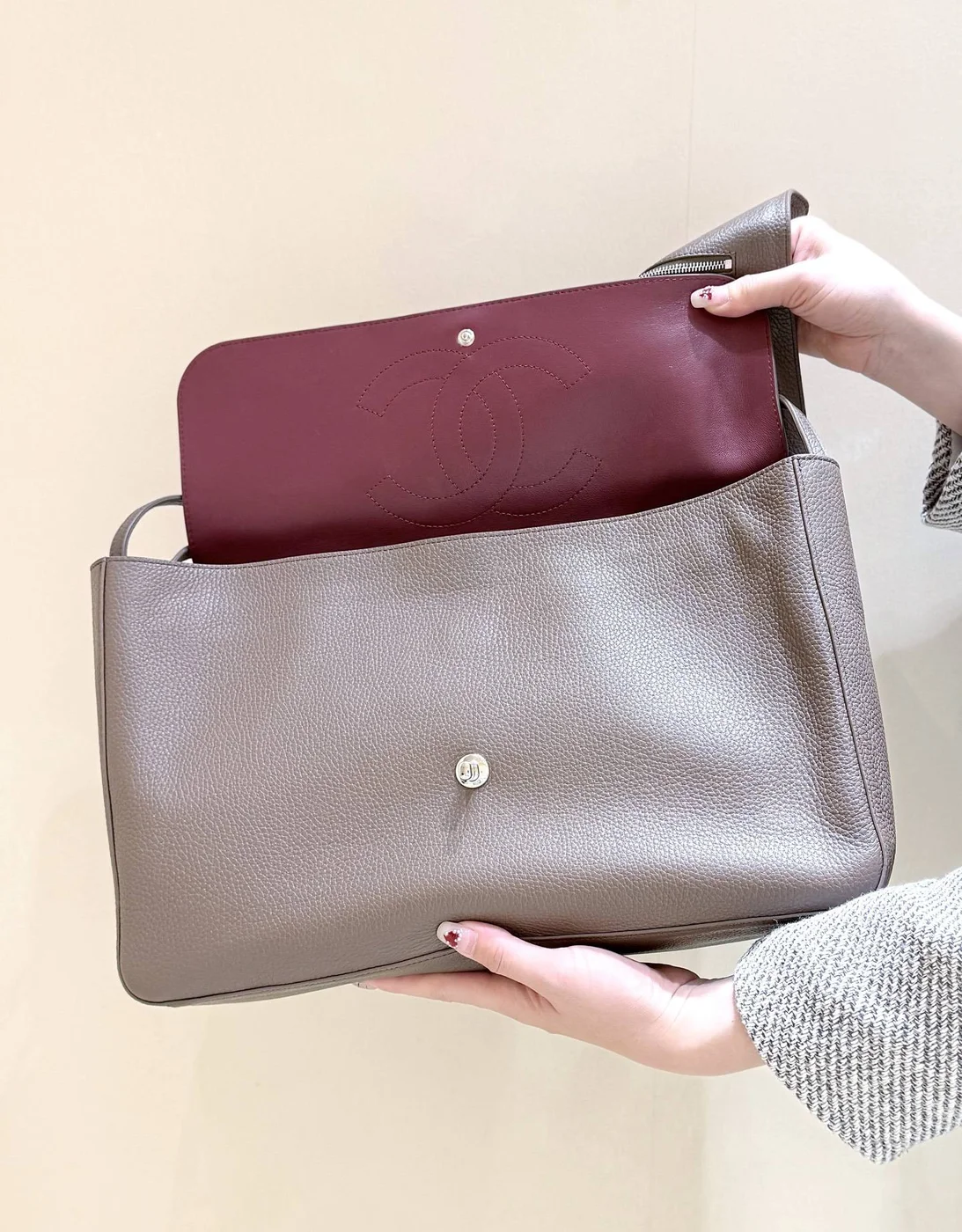 Chanel Maxi Flap bag in Taupe Grained Calfskin SS26 Collection product view 6