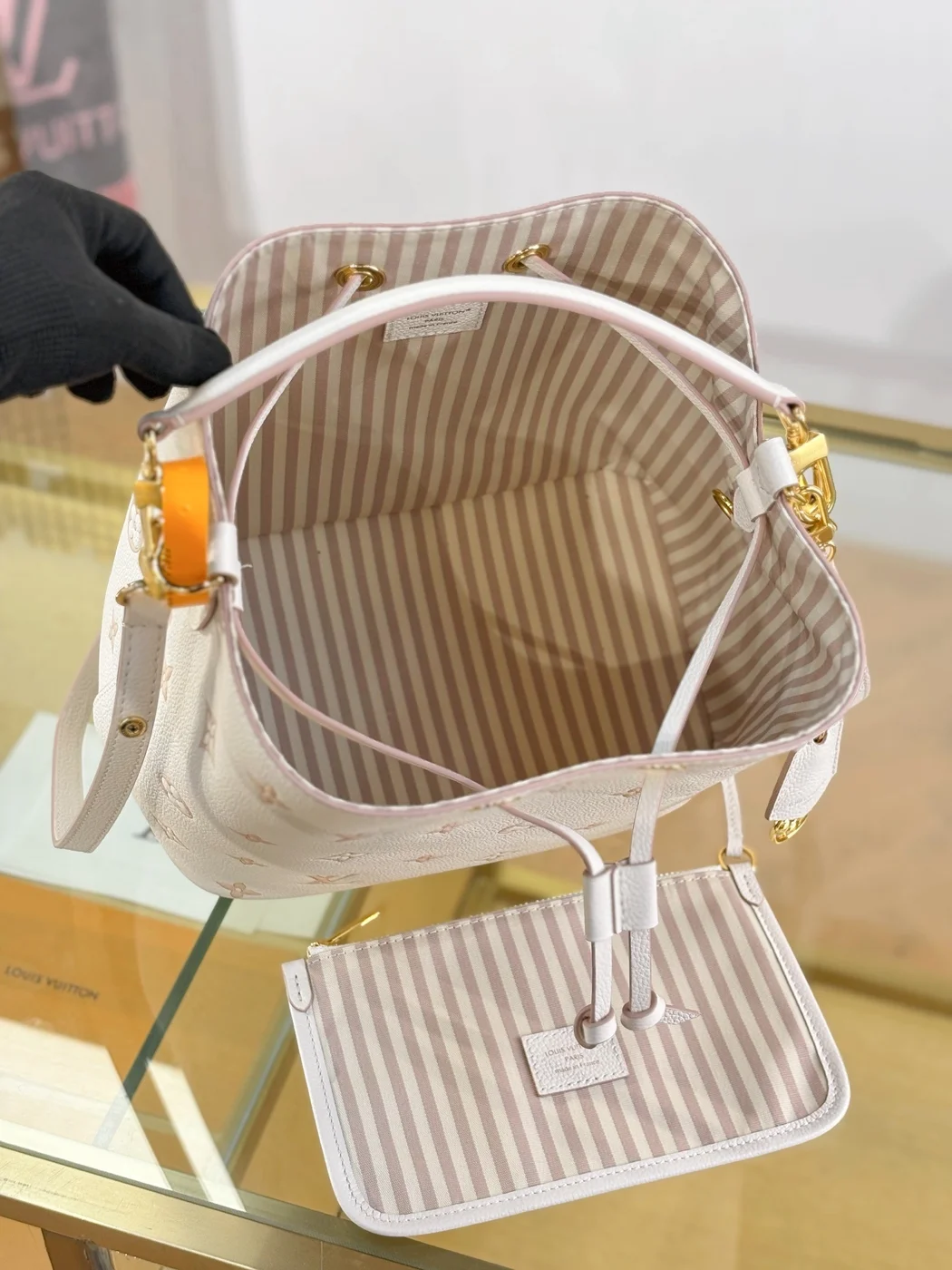 Louis Vuitton NéoNoé MM bucket bag product view 3