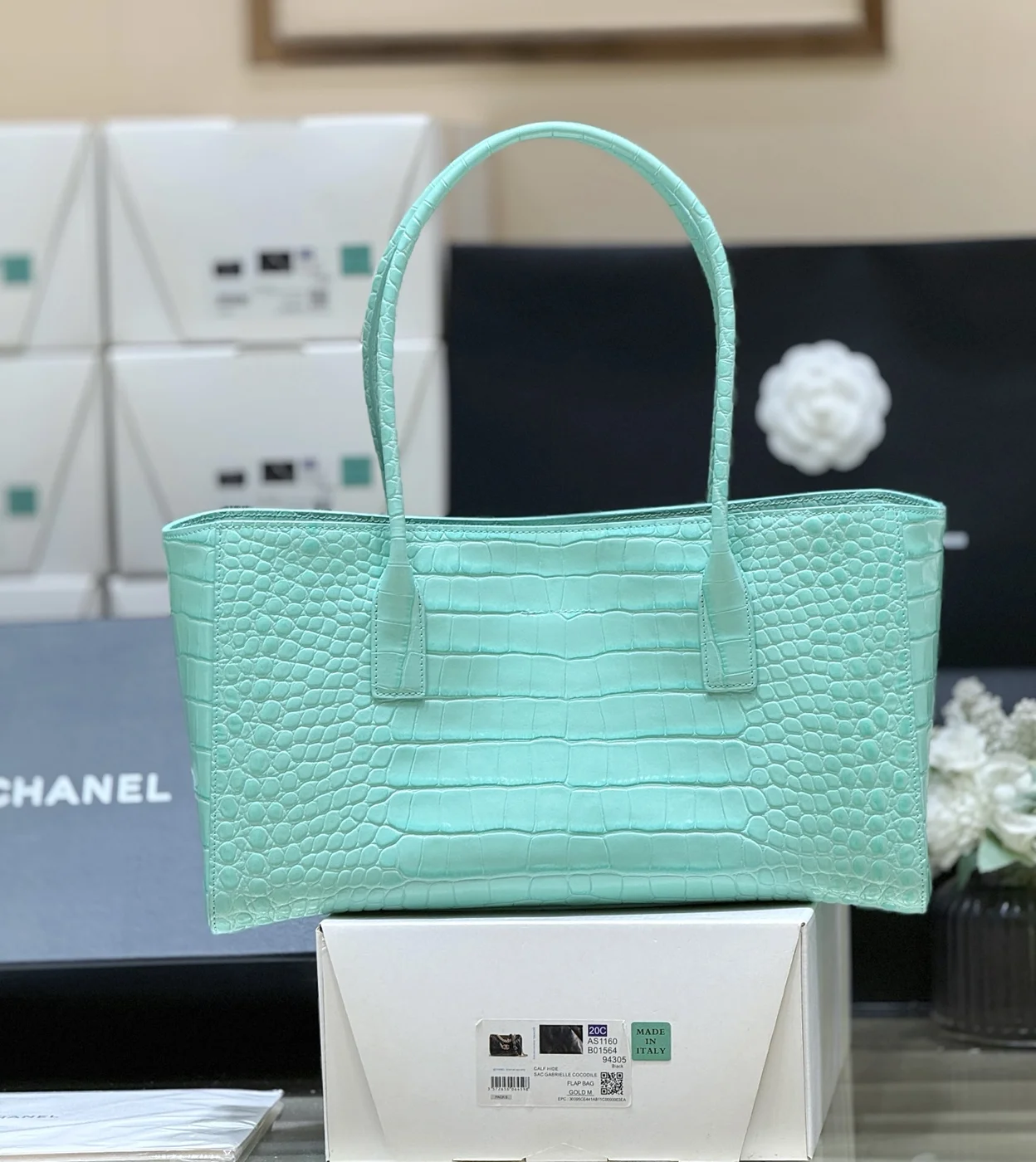Chanel Tote Mint Green Crocodile Embossed Calfskin Gold Hardware SS26 collection product view 3