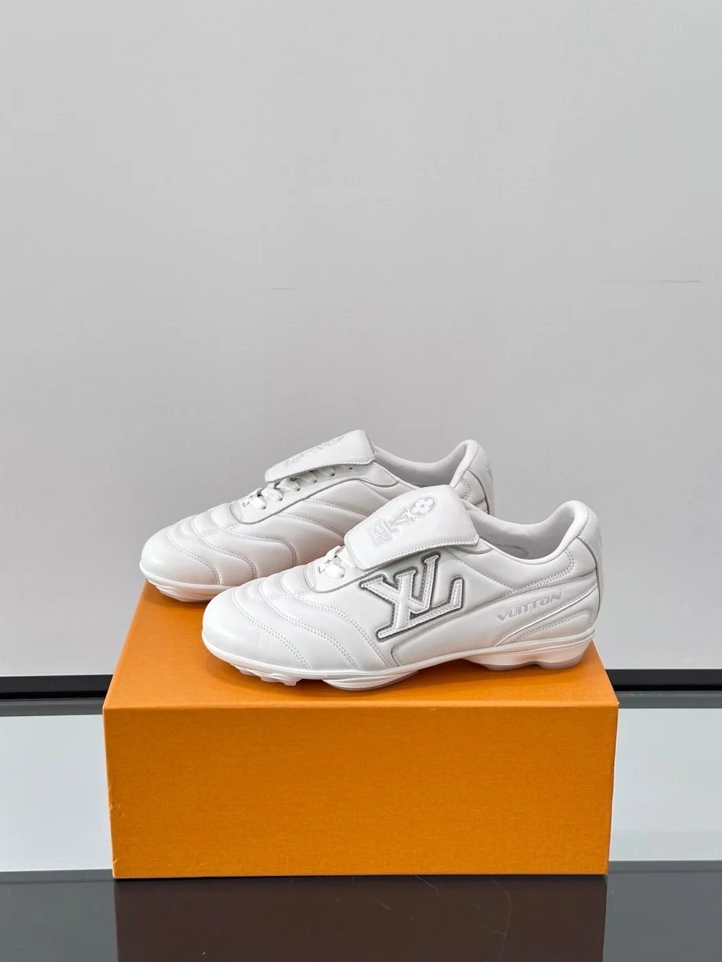 Louis Vuitton Men White Sneakers — Outlined LV Side Detail product view 3