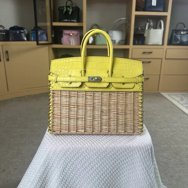 Hermès Birkin 25 cm Amber Yellow Crocodile Leather Bag product photo