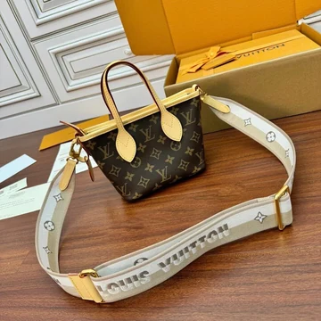 Louis Vuitton Neverfull BB Handbag in Monogram canvas product photo