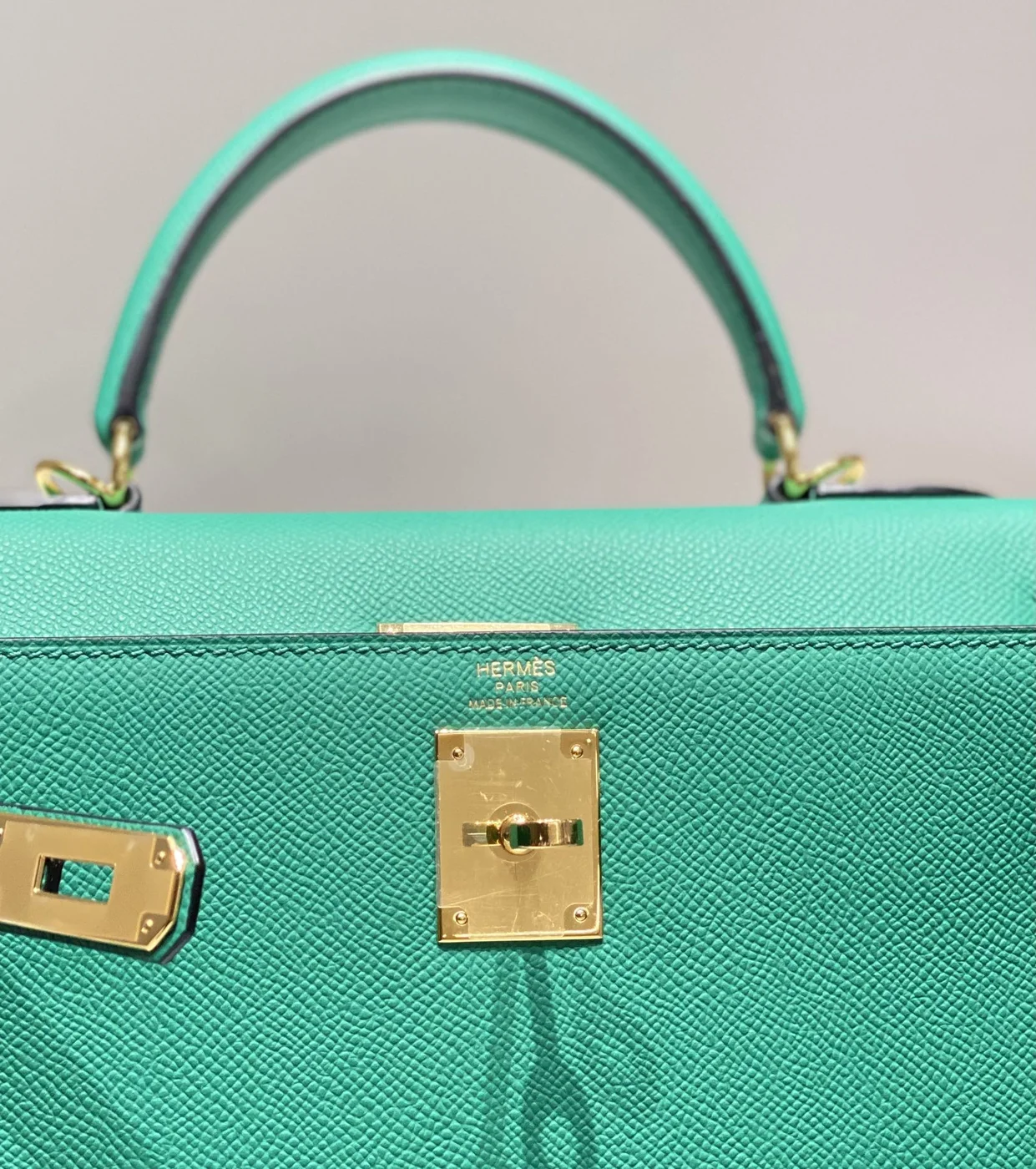 Hermès Kelly 28 cm In Vert Vertigo Epsom Calfskin Gold Hardware Bag product view 8