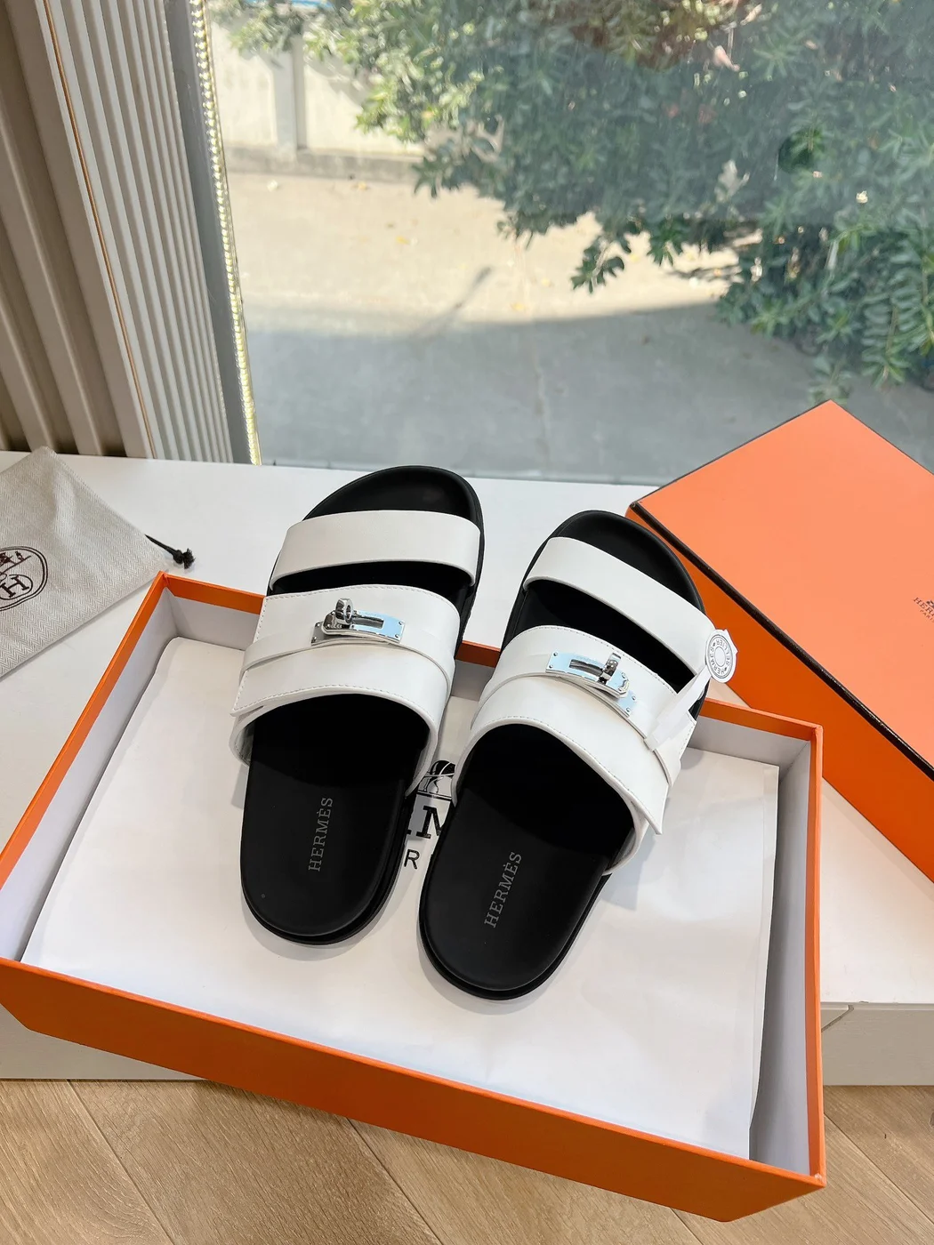 Hermès Women White Leather Straps Flat Sandals product view 3