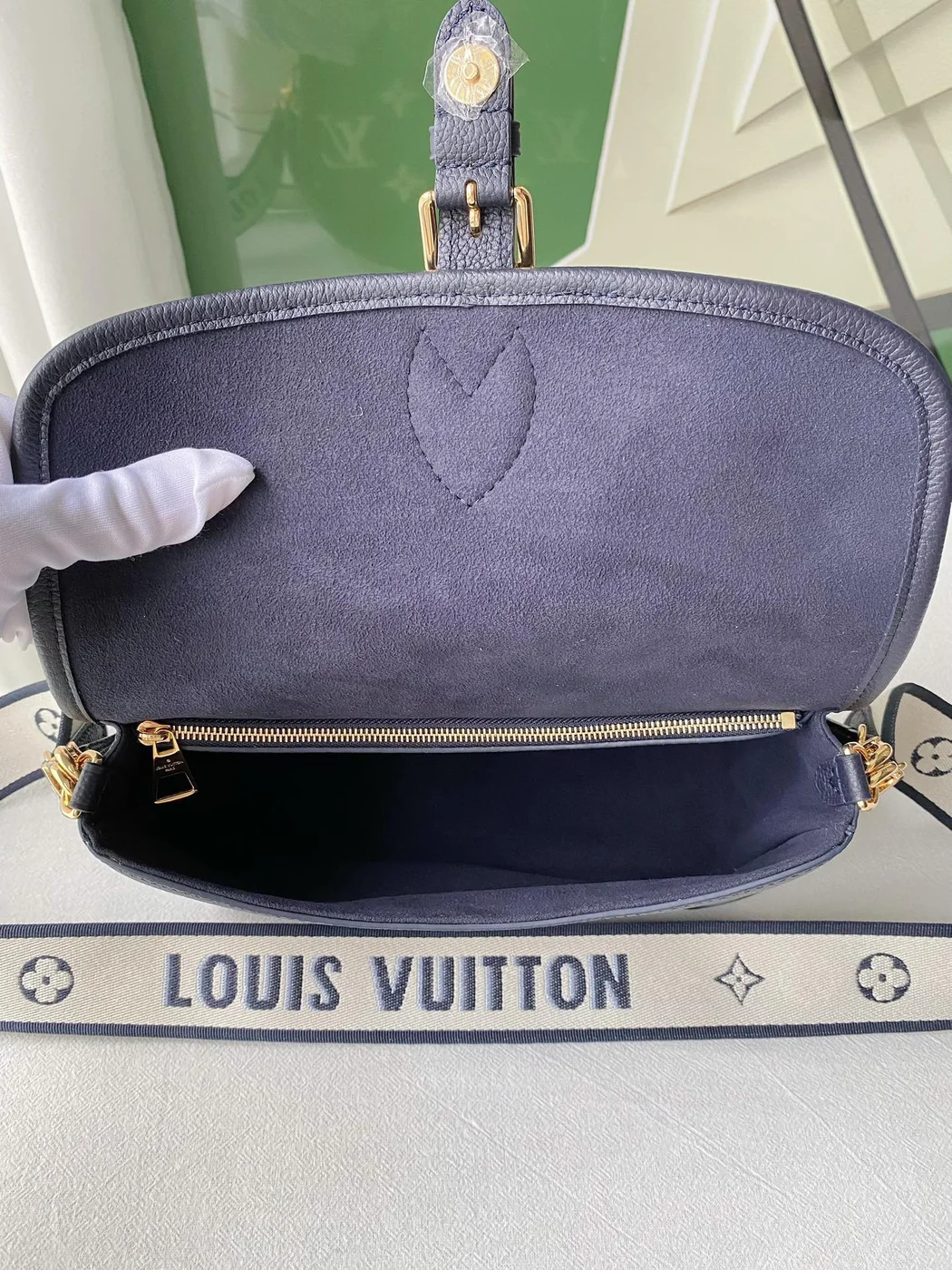 Louis Vuitton Diane Handbags Embossed Pattern 23x16x8.5 cm product view 2