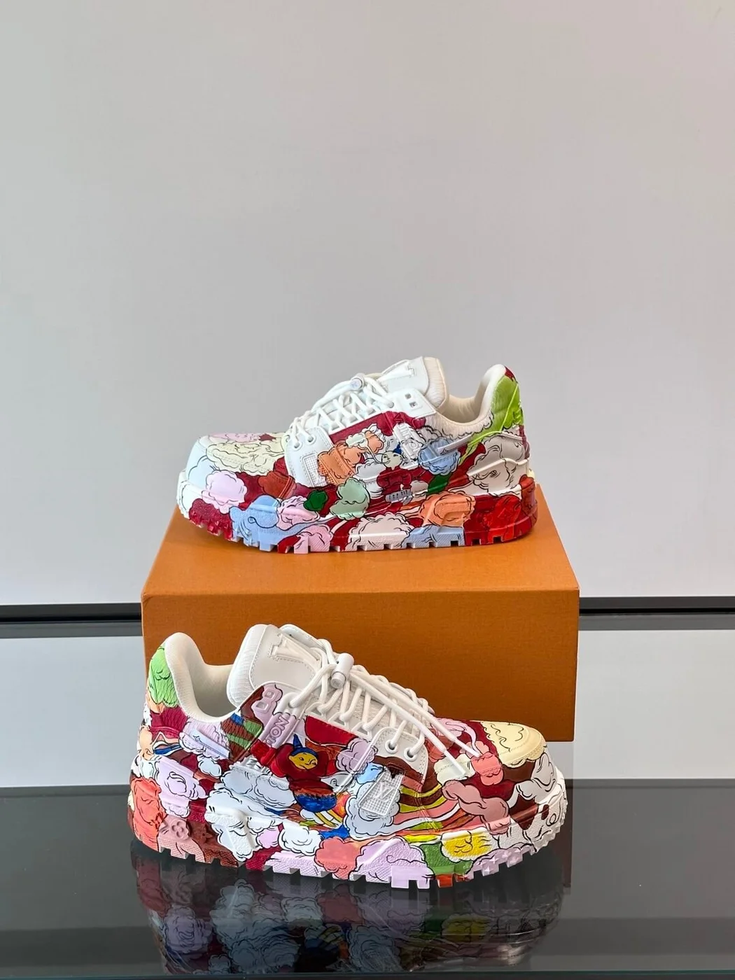 Louis Vuitton Men White Multicolor Leather Sneakers product view 4