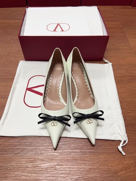 Valentino Women Ivory Leather Bow Accent Pumps product photo