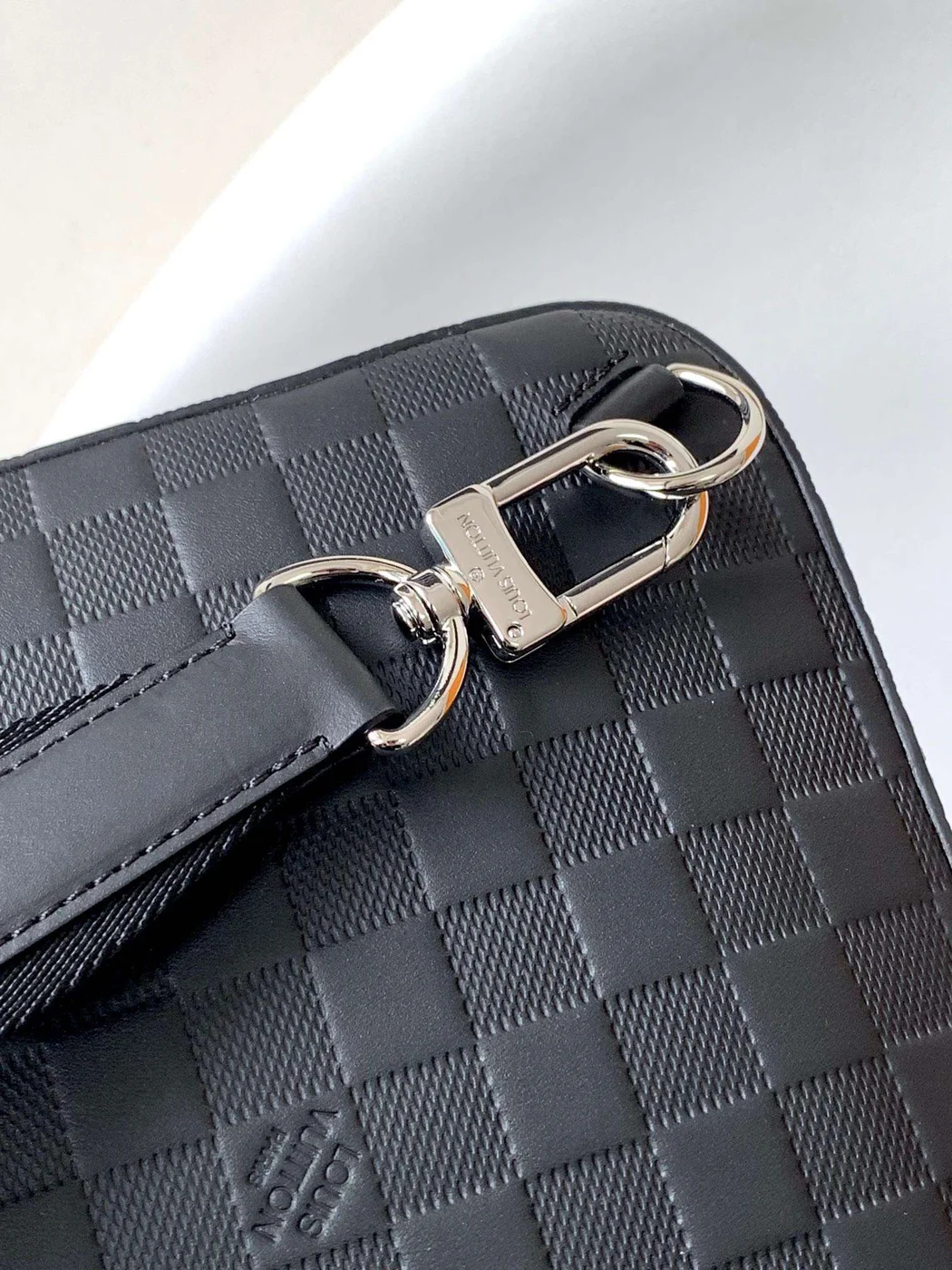 Louis Vuitton Avenue Men’s Bag Checkerboard Pattern Black 20x31x7cm product view 4