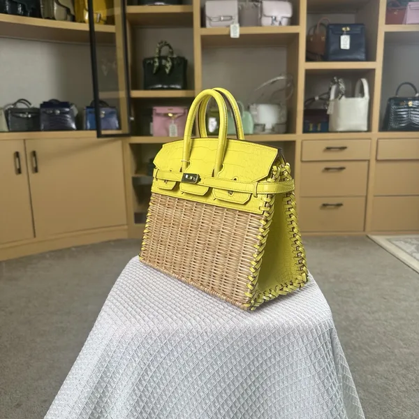 Hermès Birkin 25 cm Amber Yellow Crocodile Leather Bag product view 3