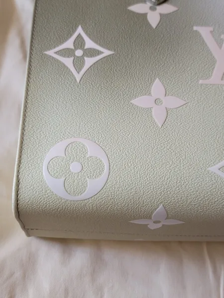 Louis Vuitton OnTheGo MM tote bag from the “Spring in the City” collection product view 4