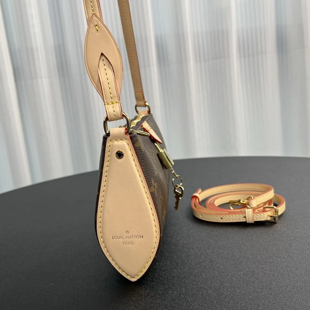 Louis Vuitton Pochette Tirette bag in Monogram Canvas product view 5