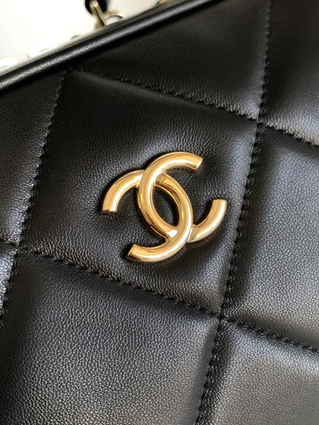 Chanel Black Quilted Lambskin Leather Bag product view 4