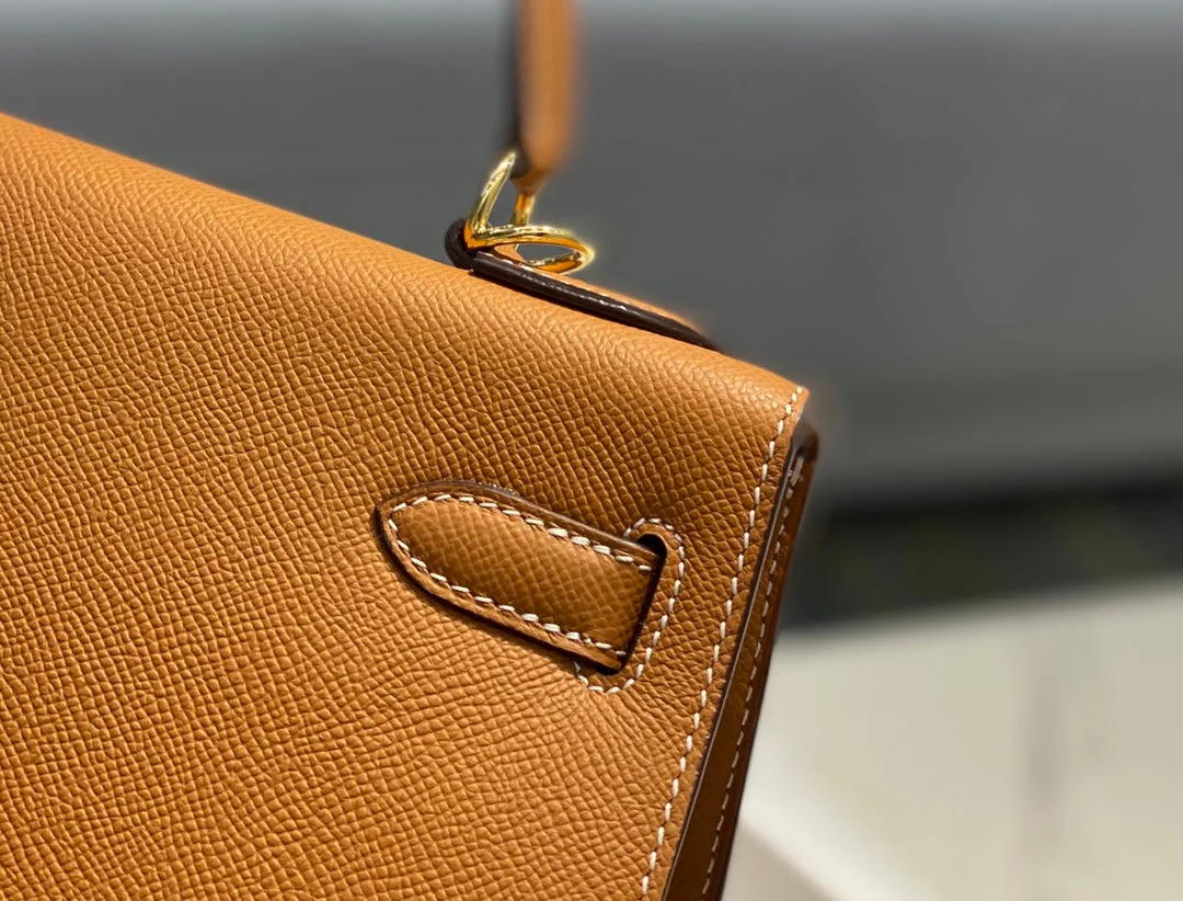 Hermès Kelly 28 cm In Gold Epsom Gold Hardware Bag product view 4