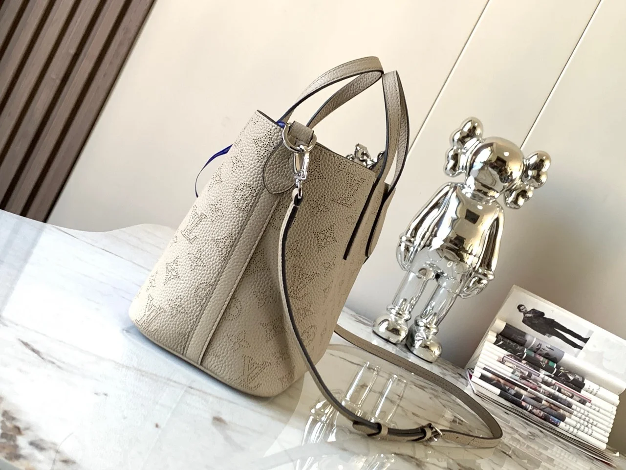 Louis Vuitton Blossom PM Mahina Handbags 20x20x12.5 cm product view 2