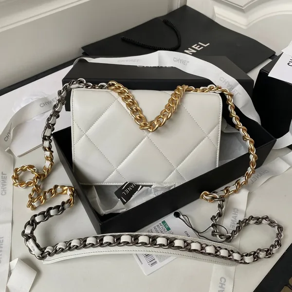 Chanel 19 Woc 19 cm White Lambskin Gold Bag product view 9