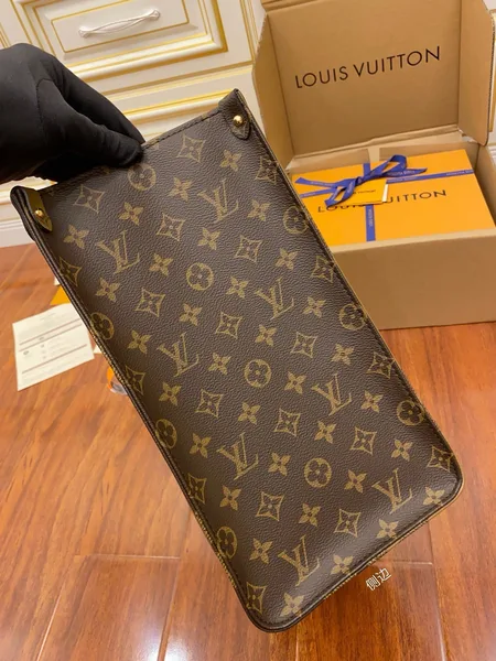 Louis Vuitton OnTheGo GM Monogram Giant Reverse canvas Bag product view 3