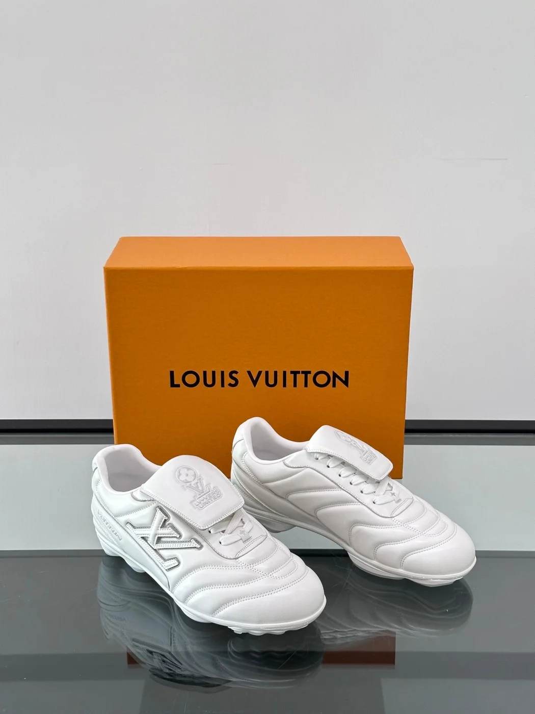 Louis Vuitton Men White Sneakers — Outlined LV Side Detail product view 5