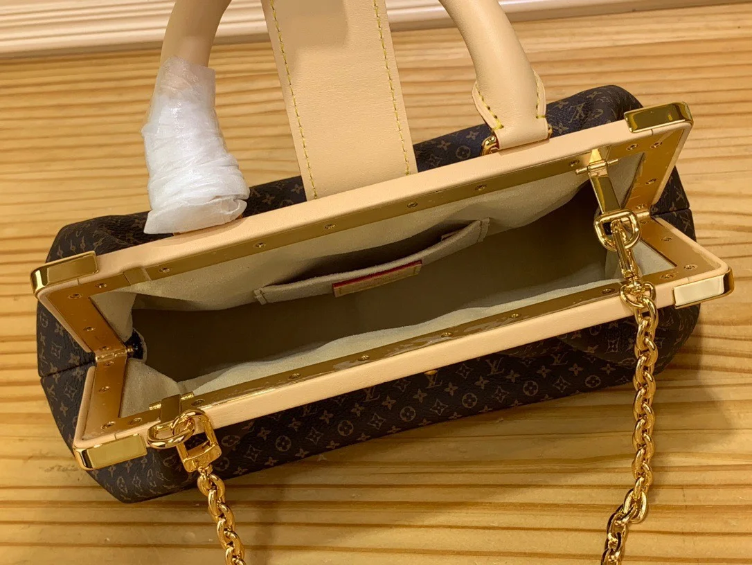 Louis Vuitton Clucth Tisitt Lock Handbags 28x14cm product view 3