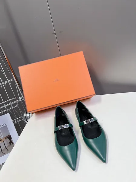 Hermès Women Green Leather Pointed Flats product photo