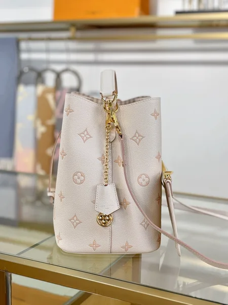 Louis Vuitton NéoNoé MM bucket bag product view 6