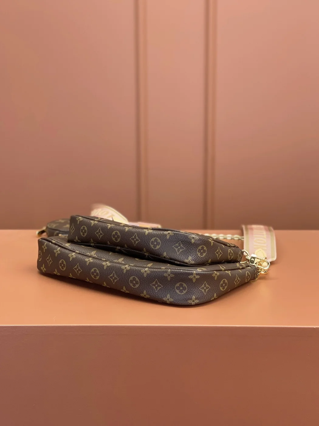 Louis Vuitton Multi Pochette Handle Monogram Handbags 24x16x6cm product view 3