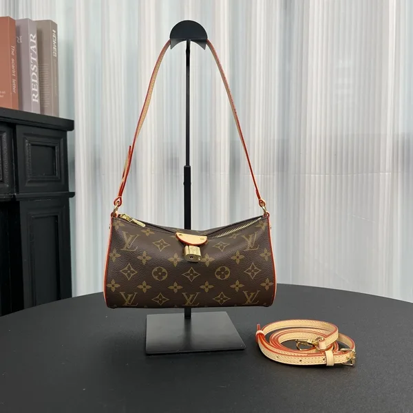Louis Vuitton Pochette Tirette bag in Monogram Canvas product photo