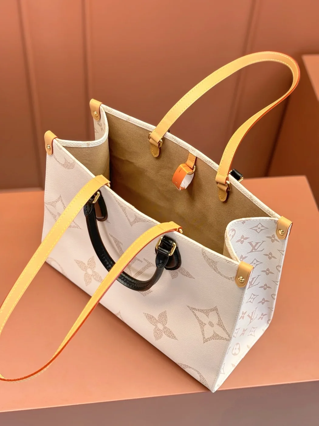 Louis Vuitton Monogram Dune Giant OnTheGo MM tote bag product view 5