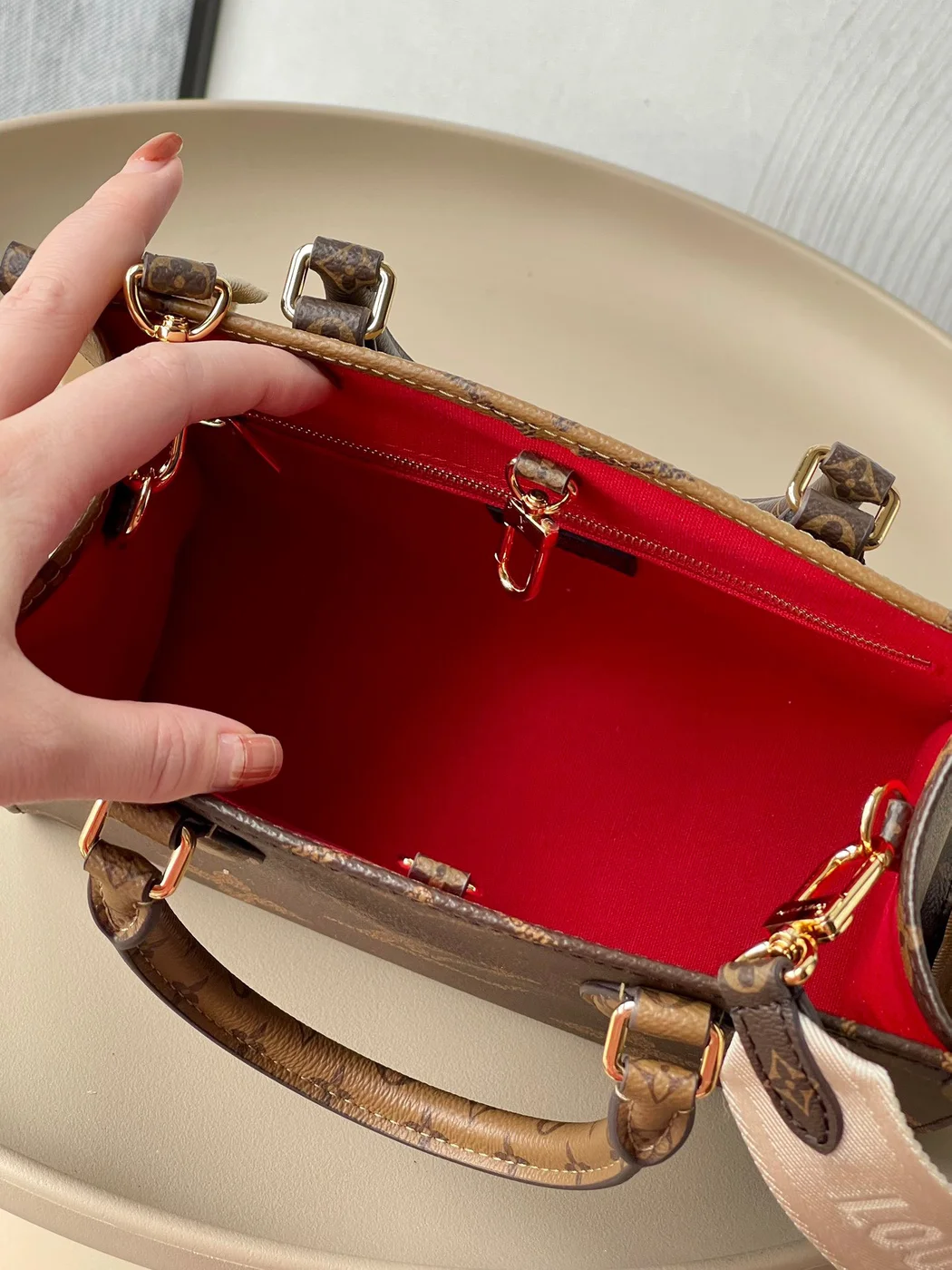 Louis Vuitton On The Go Handbags Louis Vuitton Pattern 25x19x11.5 cm product view 4