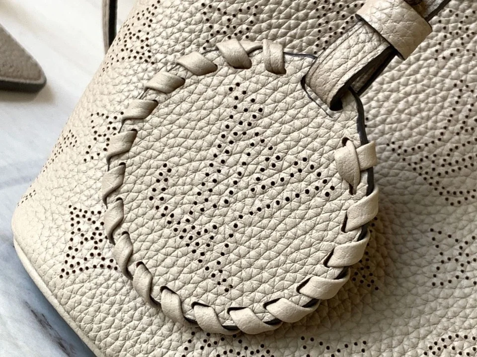 Louis Vuitton Blossom PM Mahina Handbags 20x20x12.5 cm product view 5