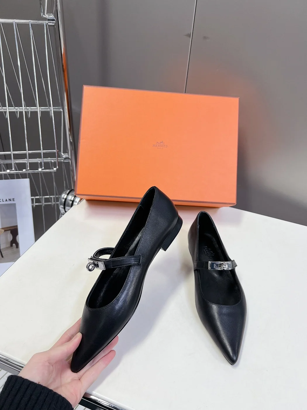 Hermès Women Black Leather Pointed Toe Flats product view 5