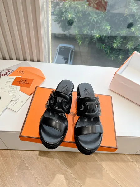 Hermès Women Black Leather Slip-On Sandals product photo