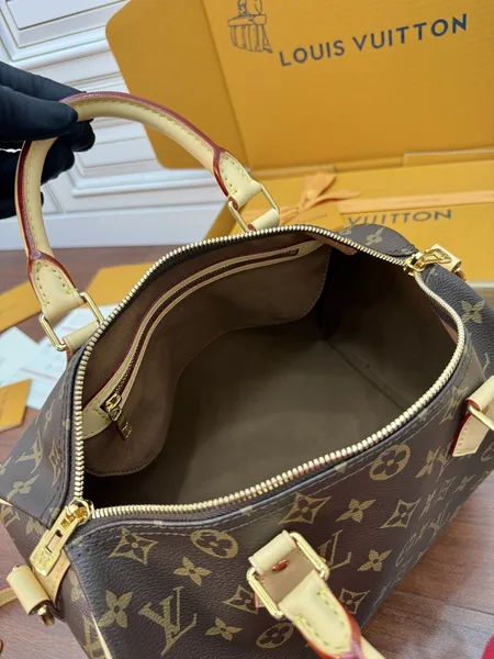 Louis Vuitton Speedy Bandoulière 30 in Monogram canvas Bag product view 4