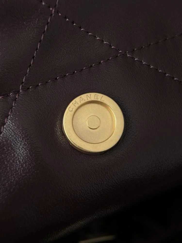 Chanel 22 handbag in Burgundy product view 3