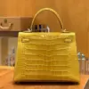 Hermès Kelly bag 25 Sellier Jaune ambre Alligator Crocodile skin Gold hardware product view 3