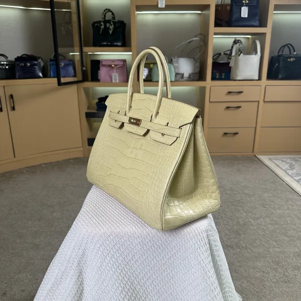 Hermès Birkin 35 cm Crocodile Leather Gold Hardware Bag product view 3