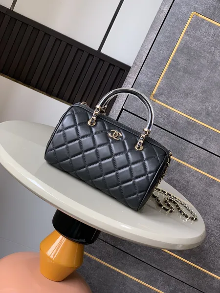 Chanel Matelasse Black Shoulder Bag Leather product view 2