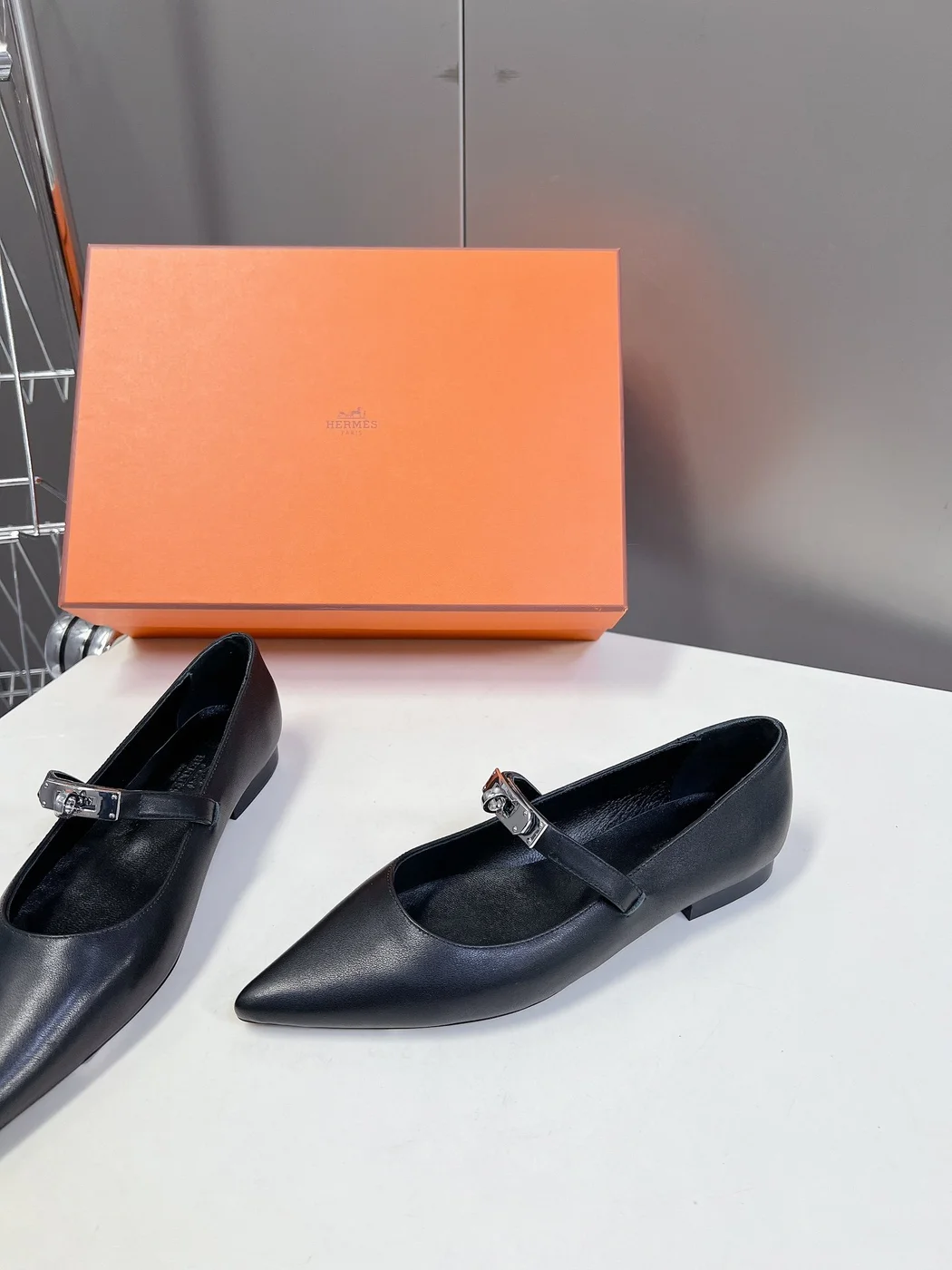 Hermès Women Black Leather Pointed Toe Flats product view 4