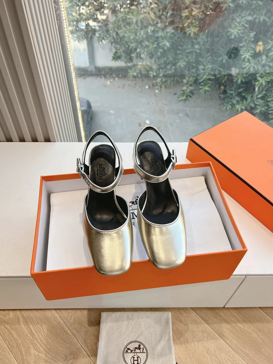 Hermès Women Silver Leather Square Toe Heels product view 2