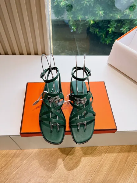 Hermès Women Green Sandals — Dark Green Link-Detail T-Strap product photo