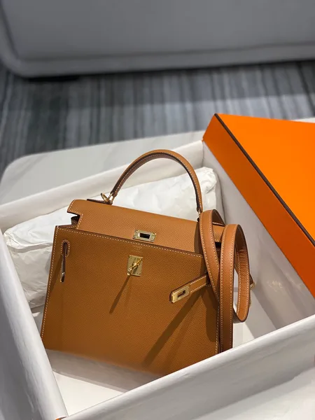 Hermès Kelly 28 cm In Gold Epsom Gold Hardware Bag product view 3