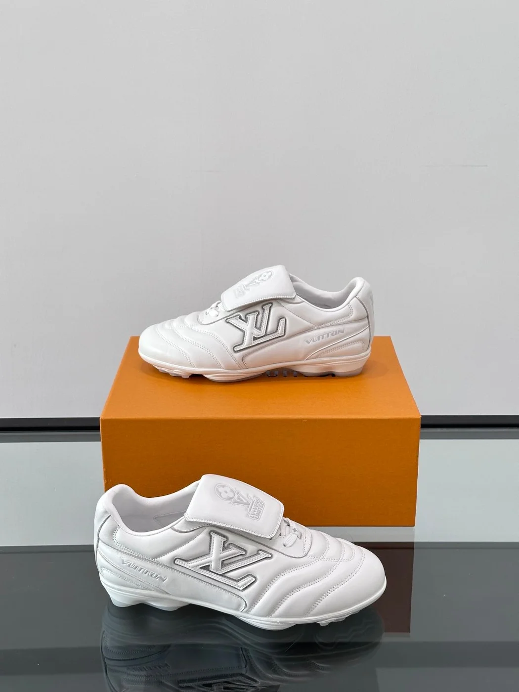 Louis Vuitton Men White Sneakers — Outlined LV Side Detail product view 4