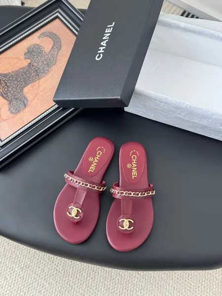 Chanel Women Burgundy Leather Chain Detail Slides product photo
