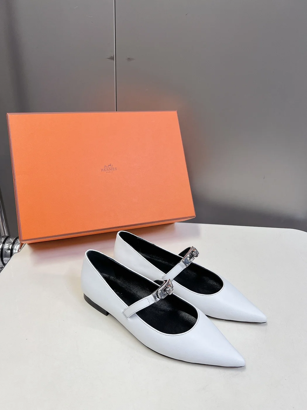 Hermès Women White Leather Pointed Mary Jane Flats product view 3