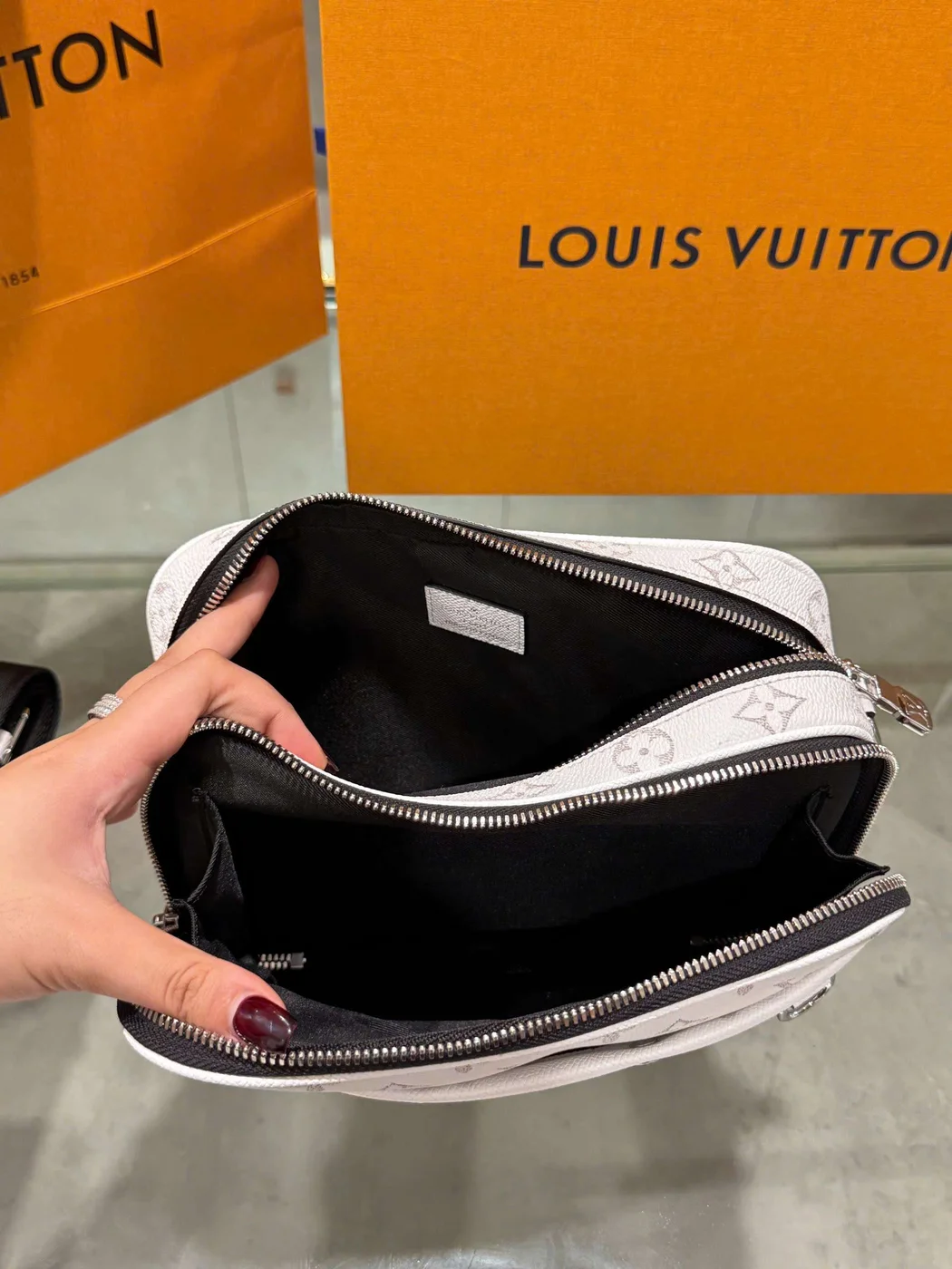 Louis Vuitton Alpha Monogram White Handbag 24x16x8cm product view 5