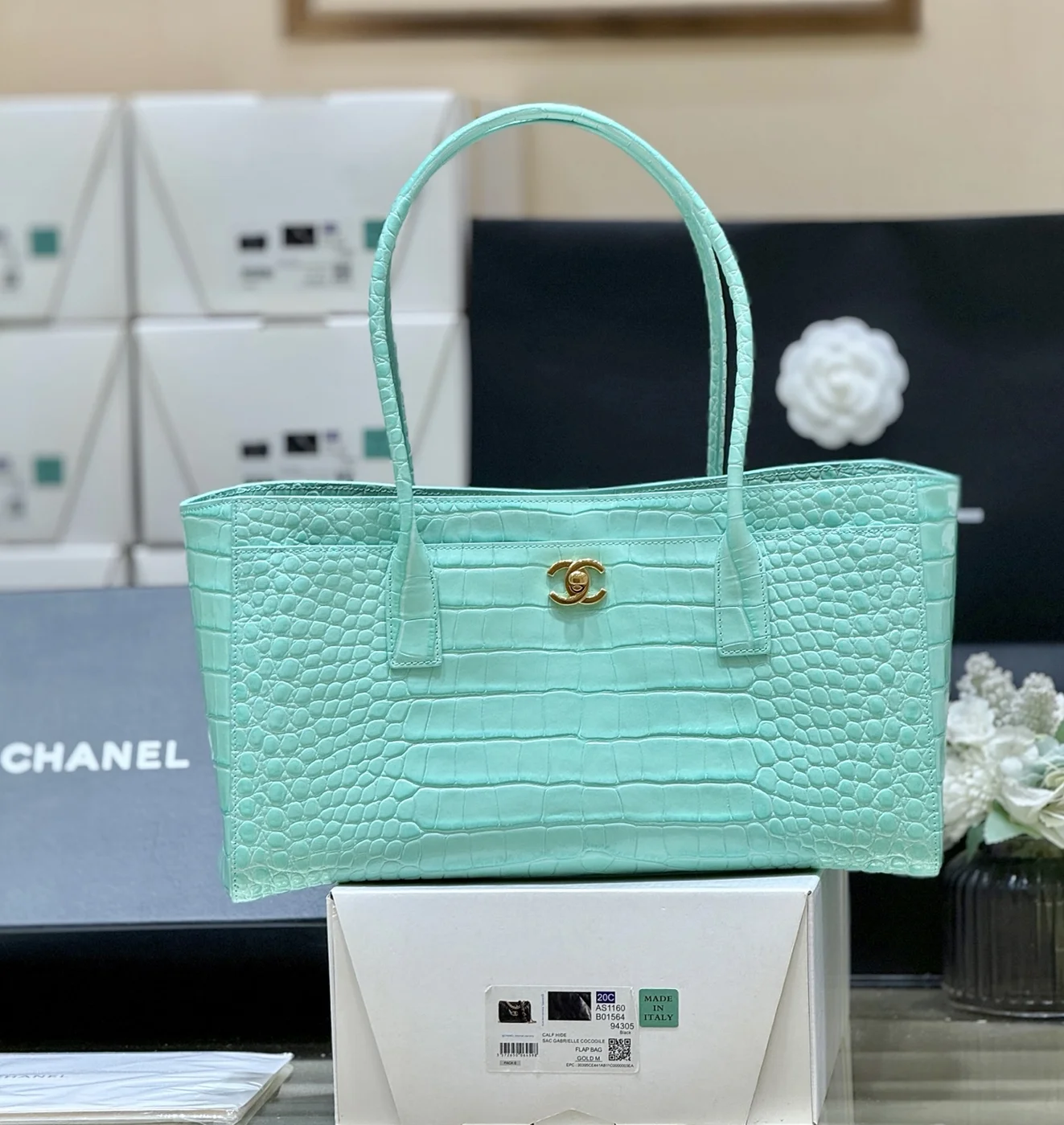 Chanel Tote Mint Green Crocodile Embossed Calfskin Gold Hardware SS26 collection product view 1