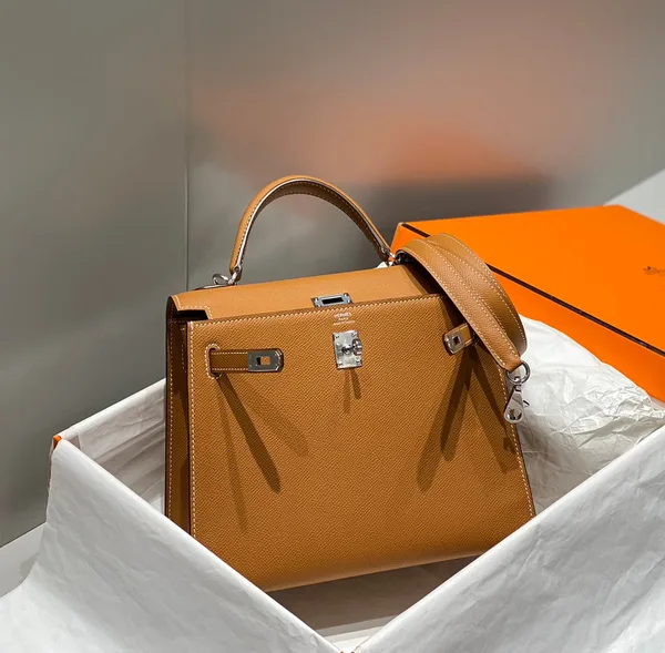 Hermès Kelly 25 cm In Gold Epsom Silver Hardware Bag product view 3