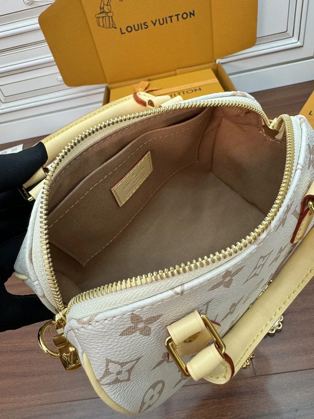 Louis Vuitton Speedy Bandoulière 20 handbag (M24474) product view 4