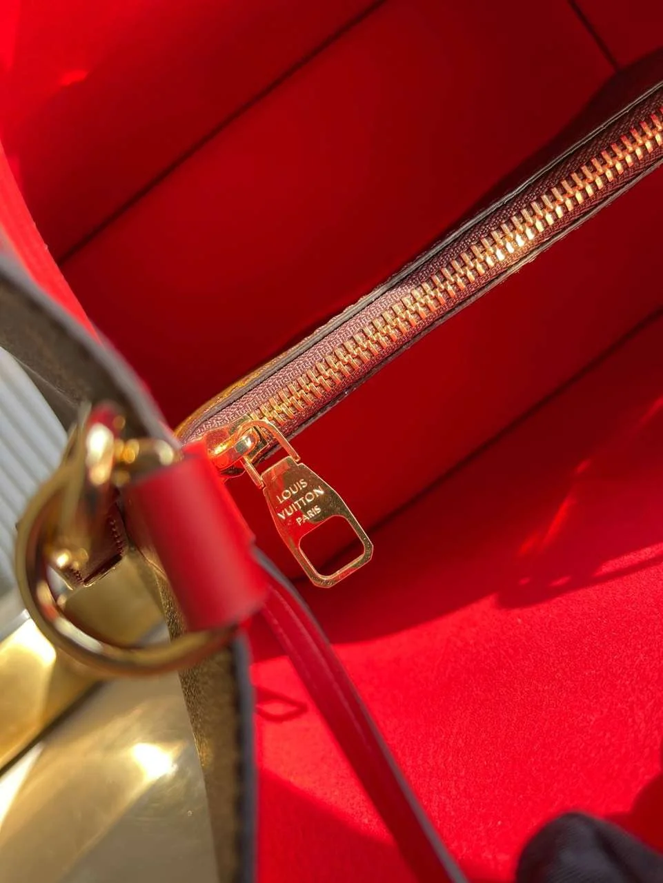 Louis Vuitton NeoNoe Handle Red Handbags Monogram 26x22x27cm product view 4