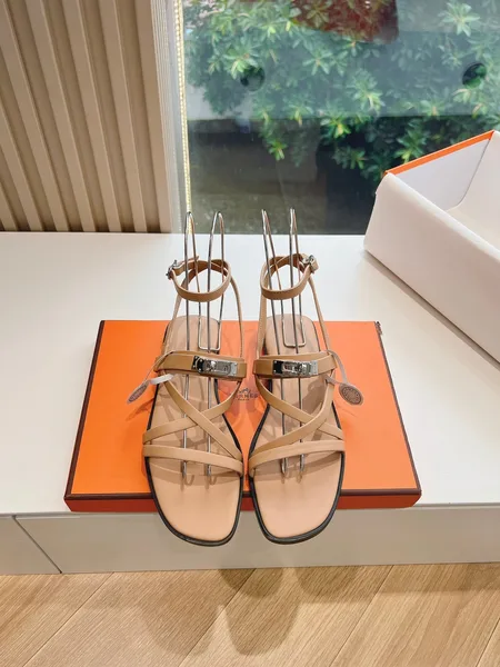 Hermès Women Beige Leather Strappy Sandals — Link-Detail T-Strap product photo