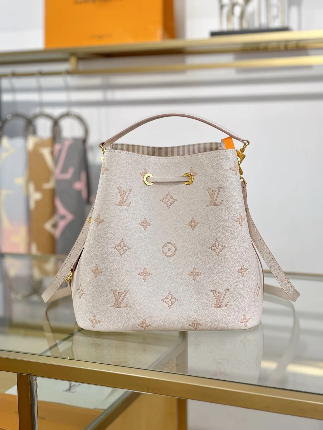 Louis Vuitton NéoNoé MM bucket bag product view 7